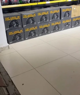 Kutulu ve rafta kasklar