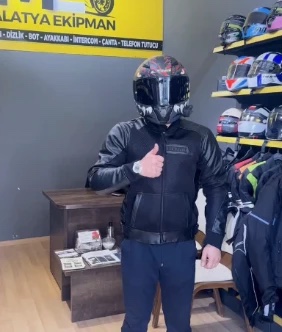Mağazada mont ve kask deneyen müşteri